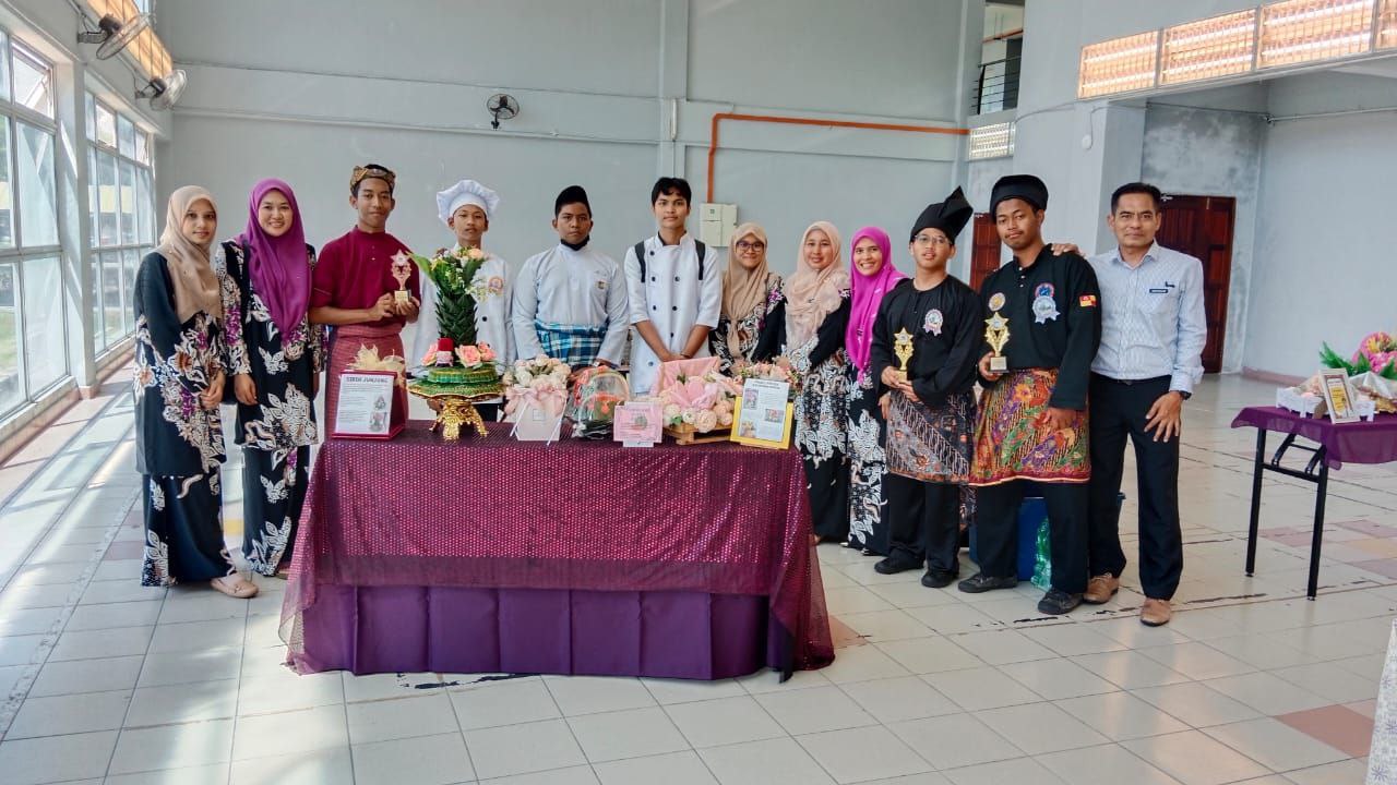 Peserta dan guru pengiring Peserta dan guru pengiring